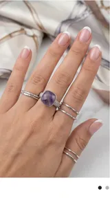 Anillo de plata 925 con piedra amatista central de corte cuadrado y engaste con microcirconias en los laterales.
