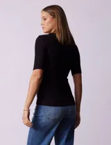 Remera color beige de corte ajustado, con cuello redondo y mangas cortas. Tejido acanalado de modal y elastano.