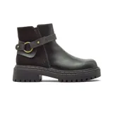 Bota corta de estilo urbano con suela track, confeccionada en una combinación de cuero liso y gamuza. Presenta una tira decorativa con hebilla metálica circular en el tobillo y elásticos laterales para facilitar el calce.