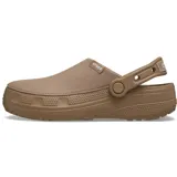 Zueco Crocs modelo Classic Crafted, color marrón, con capellada de lona textil y suela de material Croslite. Cuenta con correa de talón pivotante y diseño clásico de la marca.