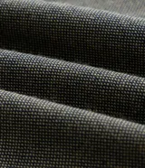 Pantalón masculino de corte relajado confeccionado en tejido oxford de algodón. Presenta cintura con trabillas y lazo ajustable, bolsillos laterales y traseros.