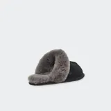 Pantuflas UGG Scuffette II de ante marrón con cuello y forro de piel de oveja color crema.