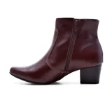Bota corta de cuero color bordó, con punta fina, cierre lateral y taco cuadrado.