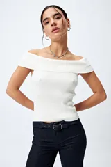 Top tejido de punto acanalado color blanco, con escote bardot que deja los hombros al descubierto.