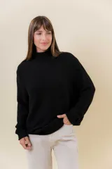 Polera de tejido de punto con textura marcada, cuello alto y diseño oversize con hombros caídos y terminaciones acanaladas.