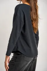 Sweater blanco de algodón peinado con elastano, de calce oversize y mangas largas.