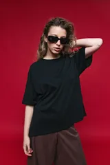 Remera de algodón con corte boxy fit, silueta amplia, hombros caídos y aberturas laterales.