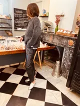 Sweater gris oscuro tejido en boucle, de corte holgado y mangas largas.