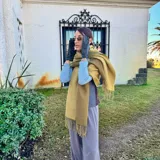 Bufanda de lana color azul marino con flecos en los extremos.