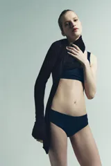 Bralette azul marino de escote redondo y tirantes anchos, con costuras marcadas en la zona del busto para dar forma.