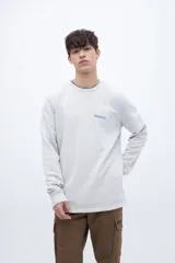 Buzo gris de felpa liviana con cuello redondo, mangas largas y puños ajustados. Tiene un bordado pequeño en el pecho y un diseño estampado en la espalda.