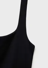 Body negro sin mangas, con cuello cuadrado y diseño ajustado al cuerpo.