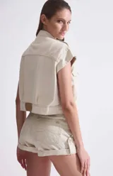 Chaleco crudo con detalle de botón en hombros, de corte cropped y confeccionado en algodón.