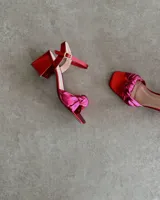 Sandalias plateadas de cuero vacuno con taco bloque de 6 cm y tira delantera con detalle de nudo.