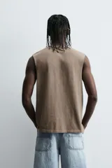 Musculosa gris de corte holgado con cuello redondo y sisa ancha.