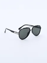 Lentes de sol estilo aviador con montura negra y doble puente. Las lentes son oscuras, probablemente polarizadas o con tinte gris/verde.