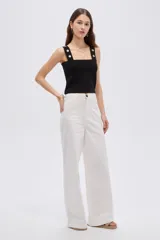 Pantalón blanco de tiro alto, corte ancho y recto, confeccionado en algodón con elastano, con pinzas y cierre frontal con botón.