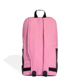 Mochila Adidas de diseño deportivo en color rosado con detalles en negro. Presenta el logo de la marca estampado verticalmente en blanco, compartimento principal con cierre, bolsillo frontal y laterales de malla.