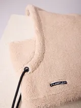 Pasamontañas de tejido tipo corderito sintético en color negro, con diseño de capucha integrada y cordones ajustables en la parte frontal.