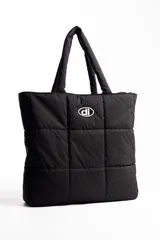 Bolso tote negro acolchado con logo estampado en blanco.
