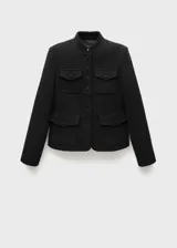 Chaqueta de estilo militar confeccionada en tejido tweed, con cuello redondo, cierre frontal de botones y cuatro bolsillos de parche en la parte delantera. Presenta un diseño entallado de corte recto y manga larga.