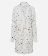 Bata de baño de tejido fleece con textura suave, color blanco con estampado de lunares oscuros. Presenta mangas largas, bolsillos delanteros y lazo ajustable en la cintura.
