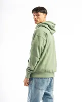 Buzo canguro negro con capucha, bolsillo frontal y corte oversized. Confeccionado en felpa de algodón y poliéster, con rib en puños y ruedo.