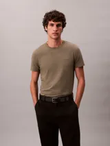 Remera de manga corta Calvin Klein confeccionada en tejido liquid stretch, con cuello redondo y logo de la marca bordado sutilmente en el pecho.