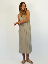 Vestido midi de punto color beige con rayas verticales de lurex, sin mangas y con escote en V.