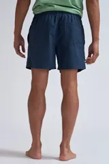 Short de baño de color azul marino, con diseño liso y corte clásico. Cuenta con cintura elástica y ajuste cómodo, ideal para actividades acuáticas.