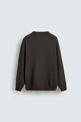 Jersey de punto con cuello redondo y manga larga, de corte regular fit con terminaciones en rib.