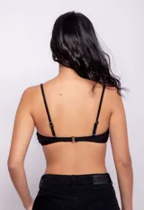 Top de bikini negro strapless con breteles finos regulables y gancho en la espalda.