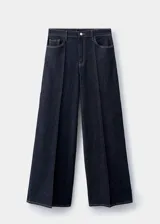 Jeans tiro alto wide leg con diseño de cinco bolsillos y cierre frontal de cremallera y botón.