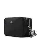 Bandolera negra rectangular con doble cierre superior y logo PQ en el frente. Incluye correa de tela regulable con mosquetones metálicos.