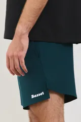Short deportivo de hombre, confeccionado en tejido liviano y respirable con spandex para mayor movilidad. Presenta cintura elástica de 4 cm, bolsillos laterales y logo de la marca estampado en el ruedo. Diseño de largo medio con aberturas laterales.