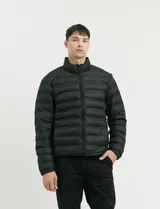 Campera capitoneada de hombre con cierre frontal al tono, cuello alto y bolsillos laterales con cierre invisible. Diseño de manga larga con técnica de transferencia de calor.