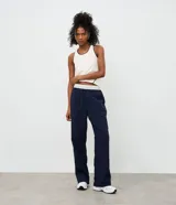 Pantalón deportivo de corte recto confeccionado en poliamida con tecnología dry. Presenta una cintura elástica en color gris contrastante y bolsillos laterales funcionales.