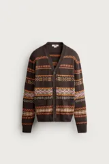 Cárdigan marrón de punto jacquard con mezcla de algodón y lino, con cuello en V, cierre frontal de botones y bolsillos en la cadera. Presenta un diseño estampado de franjas horizontales con patrones geométricos en tonos naranjas, blancos y lilas.