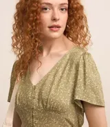 Enterito corto de viscosa con estampado floral liberty, escote en V y botones delanteros.