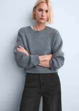 Jeans wide leg de tiro alto en color gris oscuro, con diseño de cinco bolsillos, trabillas para cinturón y cierre frontal de cremallera y botón.