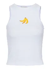 Remera blanca de algodón con cuello redondo y detalle de plátano bordado en el pecho.