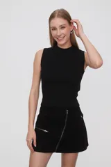 Musculosa de viscosa color negro, con cuello alto y diseño ajustado al cuerpo.