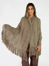 Pashmina de punto color crudo, con diseño calado de rayas verticales y flecos largos en los bordes.