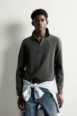 Polo regular fit de punto gris oscuro, con cuello solapa, cierre frontal de cremallera y manga larga con acabados en rib.