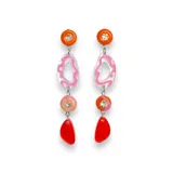 Aros colgantes con pasador y avíos metálicos plateados. Presentan un círculo naranja, una figura abstracta transparente con borde rosa, un círculo rosa con un strass y una pieza colgante naranja.