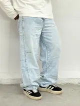 Jean de corte baggy y estilo wide leg en color azul claro con efecto lavado. Presenta costuras reforzadas en las piernas y un diseño holgado que aporta comodidad y un estilo urbano.