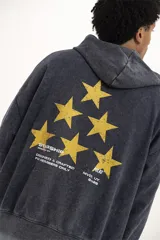 Canguro marrón con capucha, bolsillo tipo canguro y logo de la marca en el pecho.