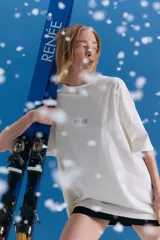 Remerón de algodón color off white, con cuello redondo, mangas anchas y silueta amplia. Presenta el isologo de la marca estampado en el centro del pecho.