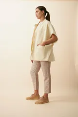 Chaleco marrón de lana con cuello mao, solapas pronunciadas, bolsillos ojal y terminaciones envivadas.