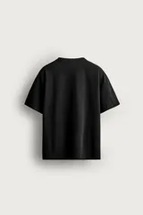 Remera de corte relaxed fit confeccionada en tejido de algodón con textura irregular, cuello redondo y manga corta.